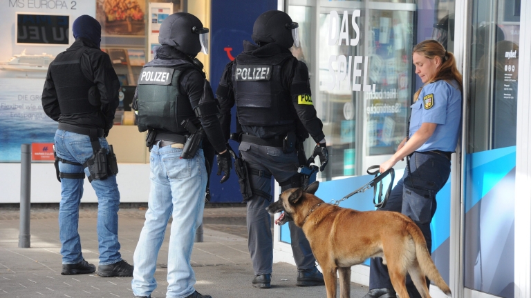 Въоръжен македонец се барикадира в ресторант в Германия