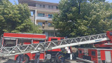 Пожарникари спасиха със стълба мъж и жена от терасата на горящ апартамент в Стара Загора
