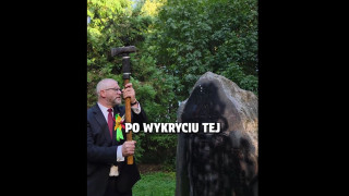 Скандален полски политик се похвали как разбива с чук паметник на УПА