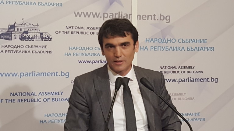 "Воля" викат Захариева да обяснява за документа за български произход