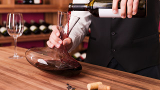 Защо задължително трябва да декантираме виното