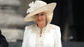 Царуването на Чарлз в политически план започна малко неравно