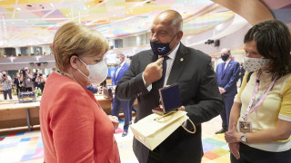 Канцлерът на Германия Ангела Меркел получи подарък от премиера Бойко
