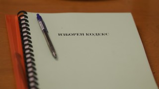 Провежда се среднощното заседание на правната комисия в парламента Над