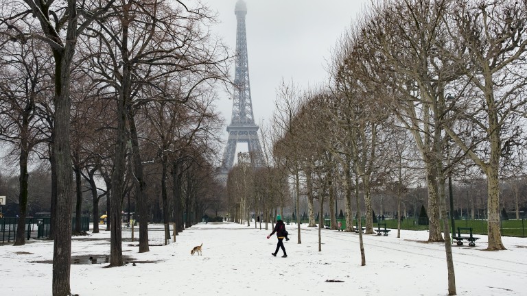 Обилен снеговалеж затвори за посещения Айфеловата кула, предаде Гардиън. Първото