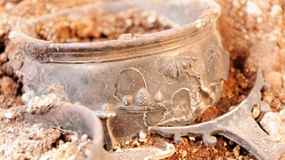 Сребърни чаши с образа на Ерос откриха археолози