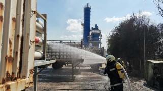 Огнеборци предотвратиха разрастването на пожар и опасност от взрив в