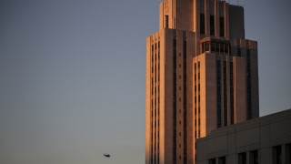 Президентът на САЩ Доналд Тръмп взема две експериментални лекарства след