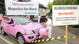 Еколози протестират срещу Mercedes-Benz с автомобила Pig-Class