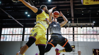 Отборът на Опитните триумфира срещу Младите в едно от главните