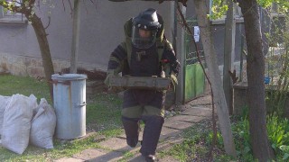 Полицията откри експлозиви и боеприпаси в закопан в земята бидон