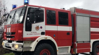 Огнеборци спасиха мъж докато спи по време на пожар в