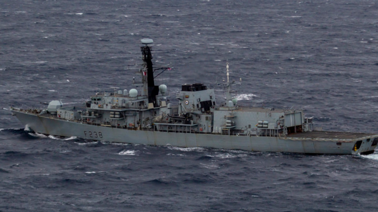 Великобритания изпраща военни кораби да бранят критична подводна инфраструктура