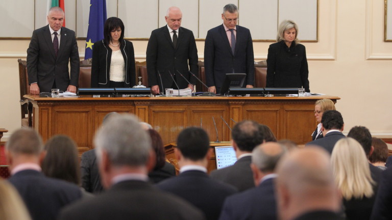Депутатите с минута мълчание за жертвите в Бургаско