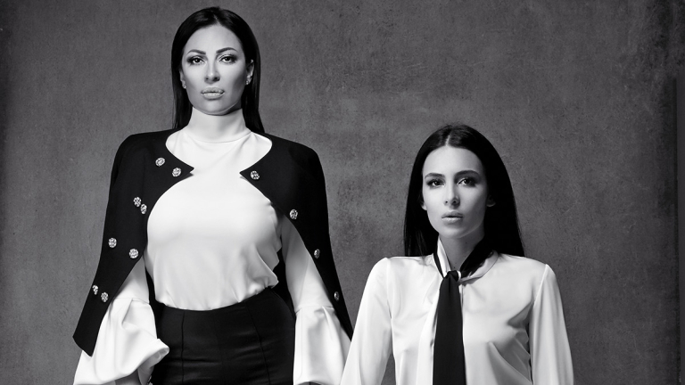 Цеца позира с дъщеря си за първи път пред родно издание