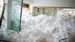 Властите в Австрия обявиха че няколко лавини са затрупали сгради