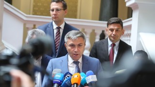 Лидерът на ДПС Мустафа Карадайъ се ядоса на случайните минувачи