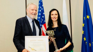 Вицепремиерът и министър на външните работи Мария Габриел връчи в