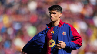 Защитникът на Барселона Жерар Мартин претърпя операция на ръката която