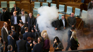 Отново сълзотворен газ в парламента на Косово