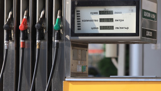 Поевтиняване на масовия бензин А95 и дизела у нас за последните три месеца. С колко паднаха цените?