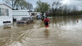 Силни бури и наводнения засегнаха южните и среднозападните щати на