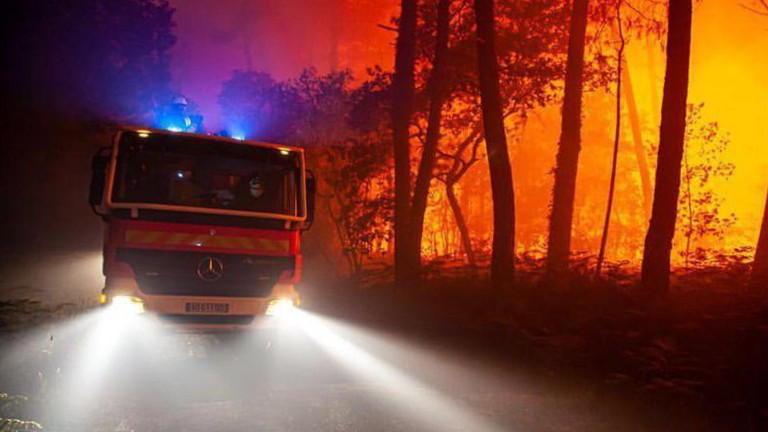 Горски пожари бушуват в югозападна Франция, съобщава France 24. Унищожени