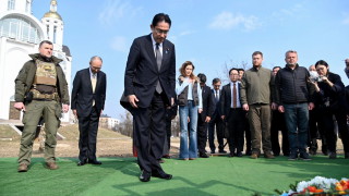 Японският президент Фумио Кишида посети град Буча в Украйна където
