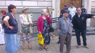 Изнервени възрастни столичани „захапаха" Фандъкова за протестите