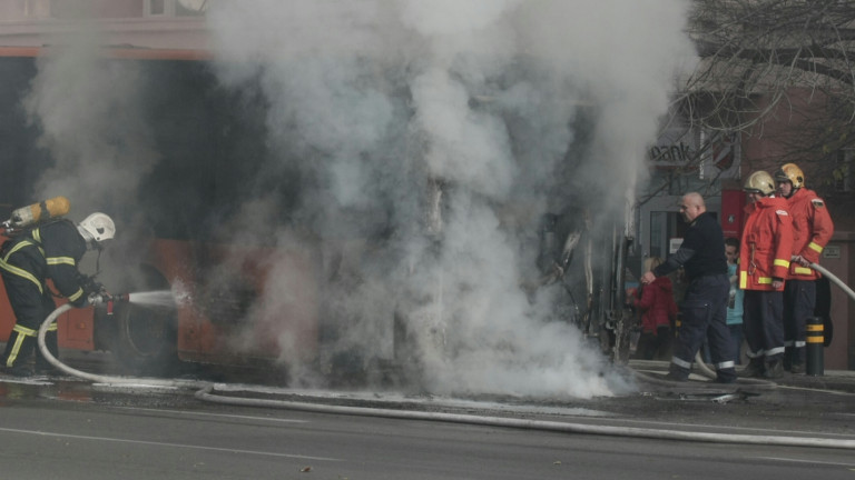 Автобус изгоря в столичния квартал "Слатина"