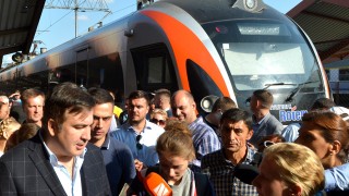 Украинските власти блокираха влак от Полша в който е бившият