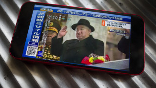 Смартфоните завладяха Северна Корея през 2002 г след което бяха