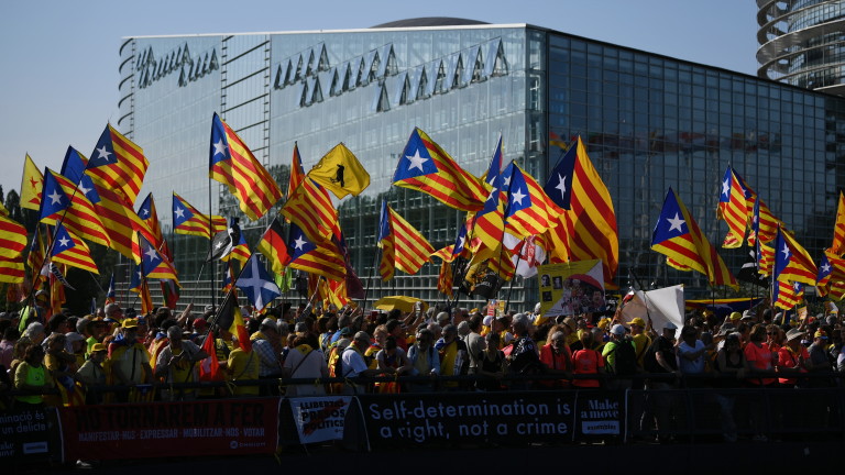 Близо 8 000 каталунски демонстранти се събраха пред Европейския парламент