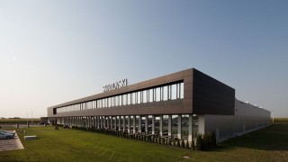 Австрийският производител на кристални бижута Swarovski ще прехвърли повечето работни