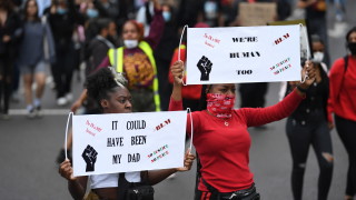 Хиляди хора скандиращи няма правосъдие няма мир без расистка полиция