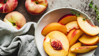 Когато са добре узрели прасковите са сладки сочни и неустоими