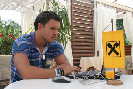 "Карамел" се лее от GSM-ите на Валери Божинов