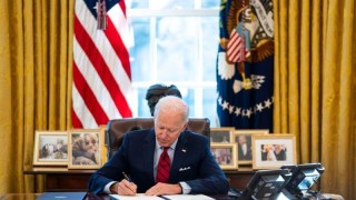 Президентът на САЩ Джо Байдън подписа пакета за стимулите срещу