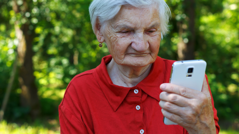 Учат пенсионери да боравят със смартфони