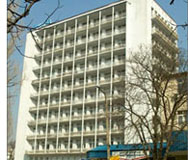 Автобус мина през крака на момиче