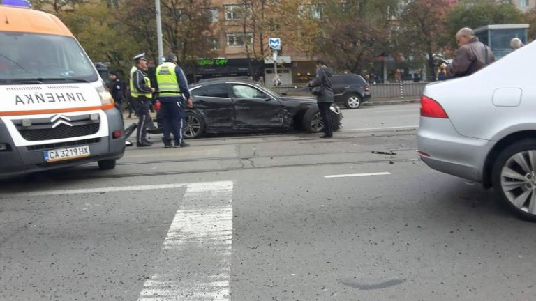 Две коли се сблъскаха на столичния бул. "Черни връх"