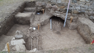 Разкопки отриха вградени млади жени в средновековен храм в Ботевградско