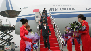 Защо Китай си внася чуждестранни пилоти и им дава по $300 000 заплата? 