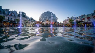 Голям пожар избухна в най големия атракционен парк в Германия и наложи