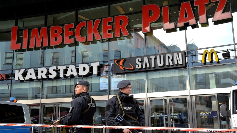Трима заподозрени атентатори самоубийци планирали да ударят мол в Германия