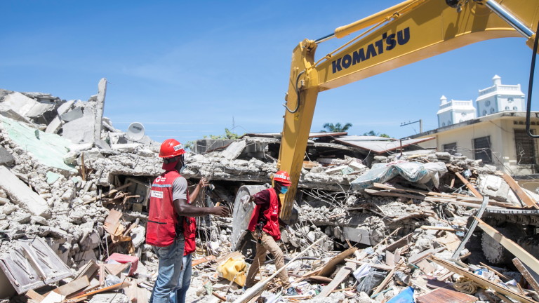 Жертвите на земетресението в Хаити са близо 1300, ранените са 6000 