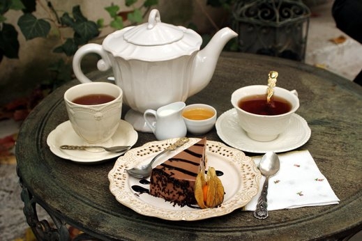 Защо поданиците на Елизабет II пренебрегват вече чая?