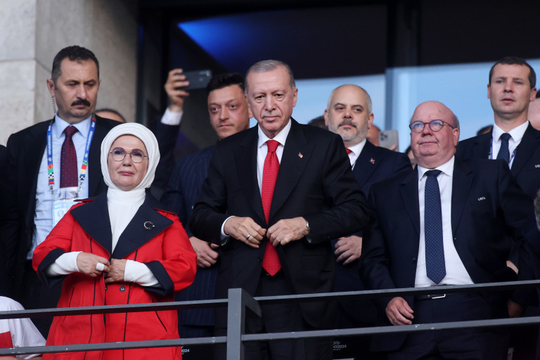 Турският президент Ердоган наблюдава събитията от ложите на препълнения стадион "Олимпиащадион" в Берлин