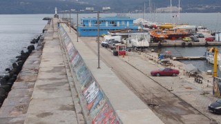 Продължава издирването на второто дете което падна в морето край