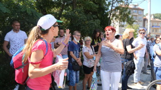 Протестиращи и контрапротестиращи влязоха в словесен сблъсък пред новото метро